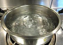 鍋で水を沸騰させる写真